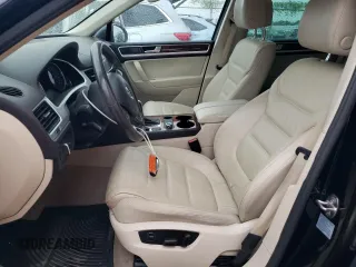2013 Volkswagen Touareg Lux with VIN WVGEF9BP0DD002814, listed as a Copart auction lot 83015434 with 143,320 mi miles and Salvage Title. Bid and sale history available at DreamBid. Image 7.