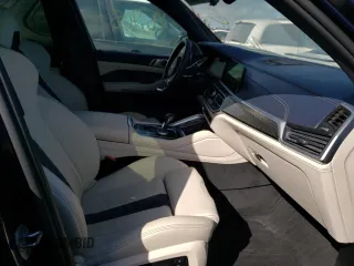 2021 BMW X5 M z VIN 5YMJU0C02M9E48899, wystawiony jako Copart lot #62313822 z przebiegiem 18 708 mil mil oraz . Historia ofert i sprzedaży dostępna na DreamBid. Obrazek 5.