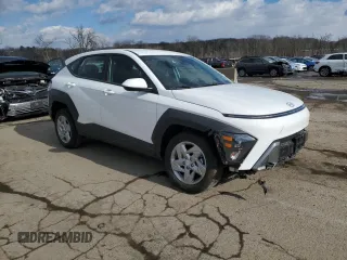 2025 Hyundai Kona SE with VIN KM8HACAB8SU221628, listed as a Copart auction lot 43034825 with 895 mi miles and Salvage Title. Bid and sale history available at carsss.com. Image 4.