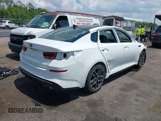 2020 Kia Optima LX z VIN 5XXGT4L38LG447472, wystawiony jako IAAI lot #42192053 z przebiegiem 84 972 mil mil oraz . Historia ofert i sprzedaży dostępna na DreamBid. Obrazek 4.