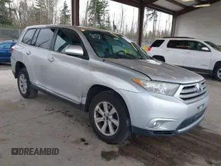 2011 Toyota Highlander z VIN 5TDBK3EH0BS074361, wystawiony jako IAAI lot #41901254 z przebiegiem 161 612 mil mil oraz . Historia ofert i sprzedaży dostępna na DreamBid. Obrazek 1.