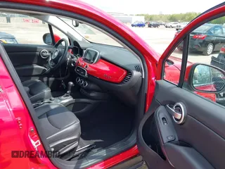 2017 FIAT 500X Lounge z VIN ZFBCFYDBXHP613867, wystawiony jako IAAI lot #42179855 z przebiegiem 81 773 mil mil oraz . Historia ofert i sprzedaży dostępna na DreamBid. Obrazek 5.