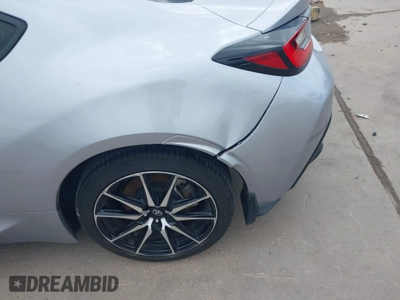2023 Toyota 86 z VIN JF1ZNBC15P8759916, wystawiony jako IAAI lot #42160271 z przebiegiem 28 360 mil mil oraz . Historia ofert i sprzedaży dostępna na DreamBid. Obrazek 20.
