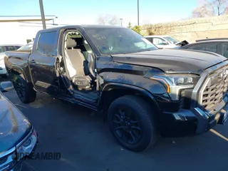 2024 Toyota Tundra Limited z VIN 5TFWA5DB4RX217927, wystawiony jako IAAI lot #41258077 z przebiegiem 7 409 mil mil oraz . Historia ofert i sprzedaży dostępna na DreamBid. Obrazek 1.