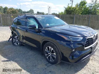 2022 Toyota Highlander XLE with VIN 5TDGZRBH1NS240125, listed as a IAAI auction lot 40176703 with 24,833 mi miles. Bid and sale history available at carsss.com. Image 1.