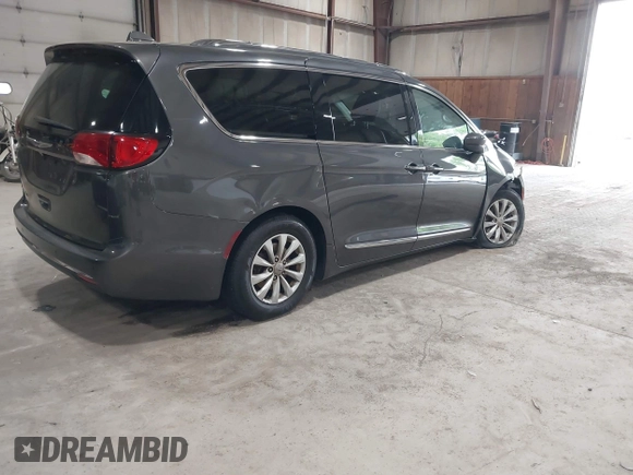 2018 Chrysler Pacifica Touring L z VIN 2C4RC1BG6JR352778, wystawiony jako IAAI lot #42244634 z przebiegiem 70 747 mil mil oraz . Historia ofert i sprzedaży dostępna na DreamBid. Obrazek 4.