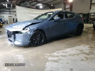 2021 Mazda 3 Premium z VIN JM1BPAML5M1402109, wystawiony jako Copart lot #56380185 z przebiegiem 24 803 mil mil oraz Szkoda całkowita • Salvage title. Historia ofert i sprzedaży dostępna na DreamBid. Obrazek 1.
