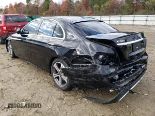 2018 Mercedes-Benz E-Class E 300 with VIN WDDZF4JBXJA371181, listed as a Copart auction lot 68609982 with 28,860 mi miles. Bid and sale history available at carsss.com. Image 2.