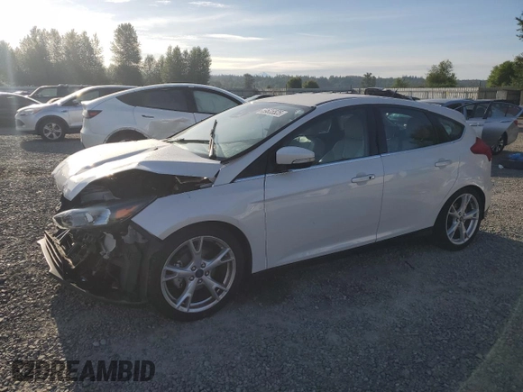 2015 Ford Focus Titanium z VIN 1FADP3N24FL262321, wystawiony jako Copart lot #59635525 z przebiegiem Nie podano mil oraz Szkoda całkowita • Salvage title. Historia ofert i sprzedaży dostępna na DreamBid. Obrazek 1.