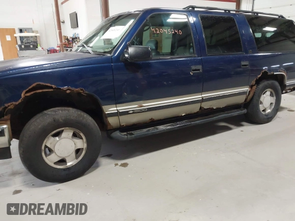 1999 Chevrolet Suburban z VIN 1GNFK16R1XJ409829, wystawiony jako IAAI lot #42045240 z przebiegiem 337 554 mil mil oraz . Historia ofert i sprzedaży dostępna na DreamBid. Obrazek 6.