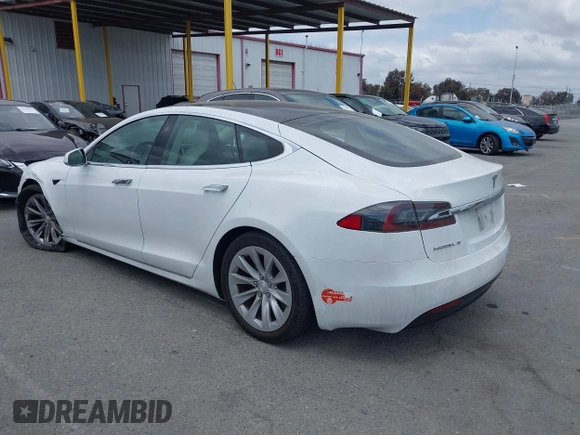 2018 Tesla Model S 75D z VIN 5YJSA1E28JF247985, wystawiony jako IAAI lot #42116586 z przebiegiem 102 062 mil mil oraz . Historia ofert i sprzedaży dostępna na DreamBid. Obrazek 3.