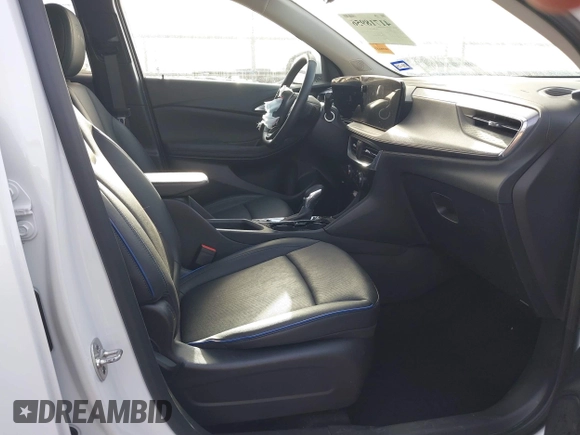 2025 Buick Encore GX Sport Touring с VIN KL4AMDSL4SB011771, выставлен на аукционе IAAI как лот 41718956 с пробегом 15 720 миль миль и . История ставок и продаж доступна на DreamBid. Изображение 5.