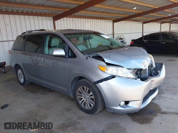 2013 Toyota Sienna XLE AAS z VIN 5TDYK3DC9DS305552, wystawiony jako IAAI lot #42386940 z przebiegiem 64 823 mil mil oraz . Historia ofert i sprzedaży dostępna na DreamBid. Obrazek 1.