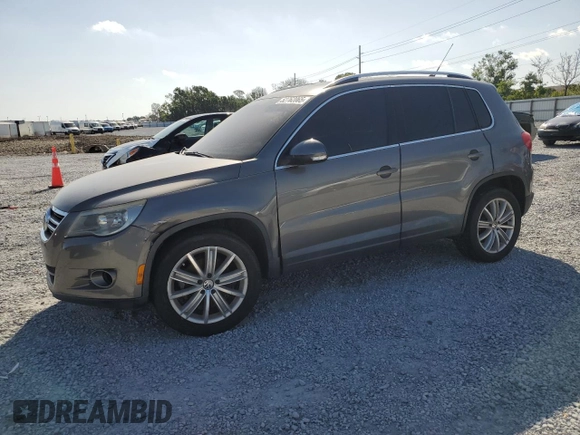 2011 Volkswagen Tiguan S z VIN WVGAV7AX7BW525689, wystawiony jako Copart lot #52762065 z przebiegiem 195 109 mil mil oraz Czysty tytuł • Clean title. Historia ofert i sprzedaży dostępna na DreamBid. Obrazek 1.