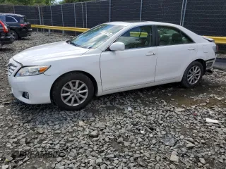 2011 Toyota Camry LE z VIN 4T1BF3EK3BU581598, wystawiony jako Copart lot #57270275 z przebiegiem 130 274 mil mil oraz Szkoda całkowita • Salvage title. Historia ofert i sprzedaży dostępna na DreamBid. Obrazek 1.