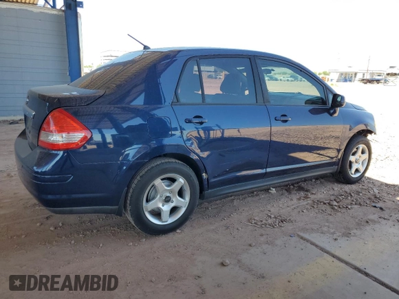 2009 Nissan Versa S z VIN 3N1BC11E89L399629, wystawiony jako Copart lot #57353335 z przebiegiem 169 245 mil mil oraz Szkoda całkowita • Salvage title. Historia ofert i sprzedaży dostępna na DreamBid. Obrazek 3.