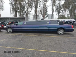2007 Lincoln Town Car Executive z VIN 1L1FM88W97Y635345, wystawiony jako IAAI lot #41682319 z przebiegiem 201 142 mil mil oraz . Historia ofert i sprzedaży dostępna na DreamBid. Obrazek 14.