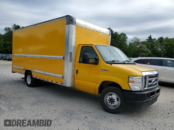 2022 Ford Econoline Cargo z VIN 1FDWE3FN6NDC11716, wystawiony jako Copart lot #57756385 z przebiegiem 89 924 mil mil oraz Tytuł czysty. Historia ofert i sprzedaży dostępna na DreamBid. Obrazek 4.