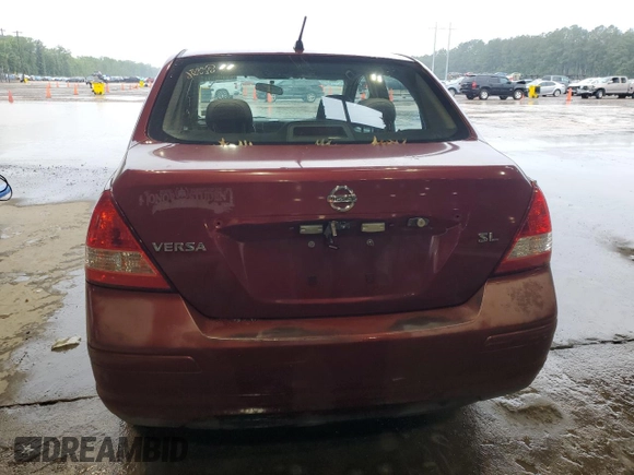 2008 Nissan Versa S z VIN 3N1BC11E18L391581, wystawiony jako Copart lot #56108515 z przebiegiem 172 996 mil mil oraz Szkoda całkowita • Salvage title. Historia ofert i sprzedaży dostępna na DreamBid. Obrazek 6.