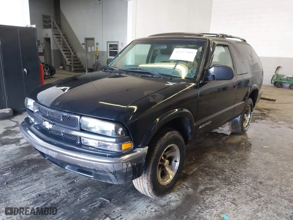 2001 Chevrolet Blazer LS with VIN 1GNCS18W51K260297, listed as a IAAI auction lot 41697909 with 144,564 mi miles. Bid and sale history available at carsss.com. Image 20.