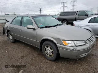 1997 Toyota Camry LE z VIN 4T1BG22K6VU106916, wystawiony jako Copart lot #56707935 z przebiegiem 235 517 mil mil oraz Szkoda całkowita • Salvage title. Historia ofert i sprzedaży dostępna na DreamBid. Obrazek 4.