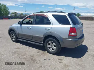 2004 Kia Sorento LX z VIN KNDJC733345270472, wystawiony jako IAAI lot #42282749 z przebiegiem 102 778 mil mil oraz . Historia ofert i sprzedaży dostępna na DreamBid. Obrazek 3.