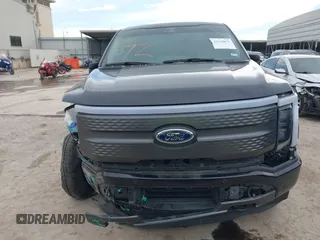 2023 Ford F-150 Lightning Pro z VIN 1FTVW1ELXPWG55836, wystawiony jako IAAI lot #41328873 z przebiegiem 6 742 mil mil oraz . Historia ofert i sprzedaży dostępna na DreamBid. Obrazek 13.