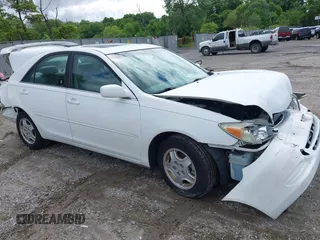 2003 Toyota Camry LE z VIN 4T1BF32K83U052749, wystawiony jako IAAI lot #42334115 z przebiegiem 77 712 mil mil oraz . Historia ofert i sprzedaży dostępna na DreamBid. Obrazek 1.