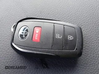 2024 Toyota Land Cruiser z VIN JTEABFAJ7RK015987, wystawiony jako IAAI lot #41168318 z przebiegiem 1662 mil mil oraz . Historia ofert i sprzedaży dostępna na DreamBid. Obrazek 11.