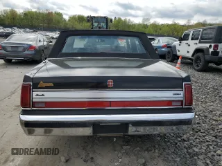 1988 Lincoln Town Car z VIN 1LNBM82F3JY704849, wystawiony jako Copart lot #55439395 z przebiegiem 63 339 mil mil oraz Czysty tytuł • Clean title. Historia ofert i sprzedaży dostępna na DreamBid. Obrazek 6.