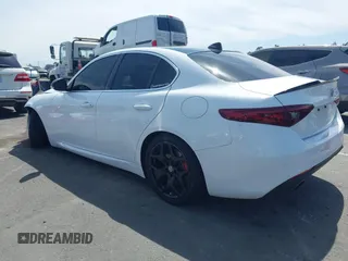 2019 Alfa Romeo Giulia z VIN ZARFAMAN4K7621122, wystawiony jako IAAI lot #41934779 z przebiegiem 57 246 mil mil oraz . Historia ofert i sprzedaży dostępna na DreamBid. Obrazek 3.