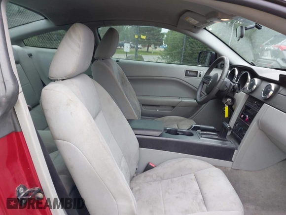 2005 Ford Mustang Deluxe z VIN 1ZVFT80N955128031, wystawiony jako IAAI lot #42557098 z przebiegiem 138 447 mil mil oraz . Historia ofert i sprzedaży dostępna na DreamBid. Obrazek 5.