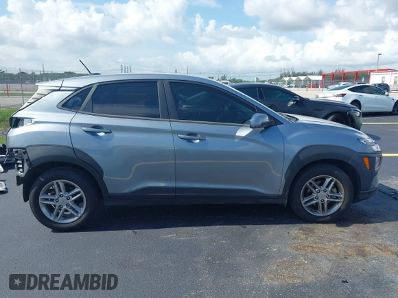 2021 Hyundai Kona SE z VIN KM8K12AA8MU665778, wystawiony jako IAAI lot #42364155 z przebiegiem 63 713 mil mil oraz . Historia ofert i sprzedaży dostępna na DreamBid. Obrazek 14.