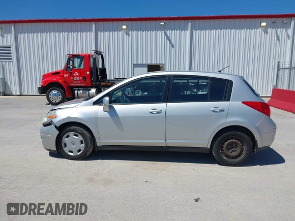 2008 Nissan Versa S z VIN 3N1BC13EX8L385937, wystawiony jako IAAI lot #42330289 z przebiegiem 131 178 mil mil oraz . Historia ofert i sprzedaży dostępna na DreamBid. Obrazek 14.