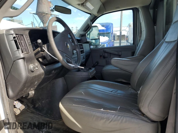 2017 Chevrolet Express Commercial z VIN 1GB0GRFG9H1113928, wystawiony jako Copart lot #88428045 z przebiegiem 131 694 mil mil oraz Nie do naprawy • Non repairable. Historia ofert i sprzedaży dostępna na DreamBid. Obrazek 7.