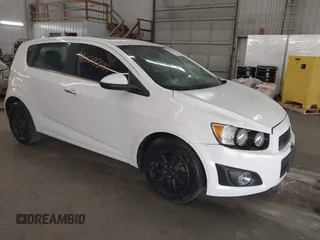 2012 Chevrolet Sonic LTZ z VIN 1G1JE6SH4C4169147, wystawiony jako IAAI lot #40283181 z przebiegiem 60 876 mil mil oraz . Historia ofert i sprzedaży dostępna na DreamBid. Obrazek 1.
