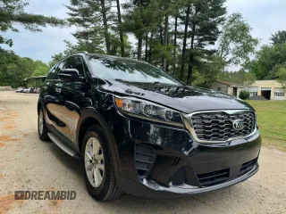 2020 Kia Sorento LX z VIN 5XYPGDA36LG685176, wystawiony jako Copart lot #61222105 z przebiegiem 104 405 mil mil oraz Czysty tytuł • Clean title. Historia ofert i sprzedaży dostępna na DreamBid. Obrazek 1.
