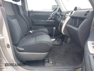 2006 Scion xB z VIN JTLKT324864107465, wystawiony jako IAAI lot #42529697 z przebiegiem Nie podano mil oraz . Historia ofert i sprzedaży dostępna na DreamBid. Obrazek 5.