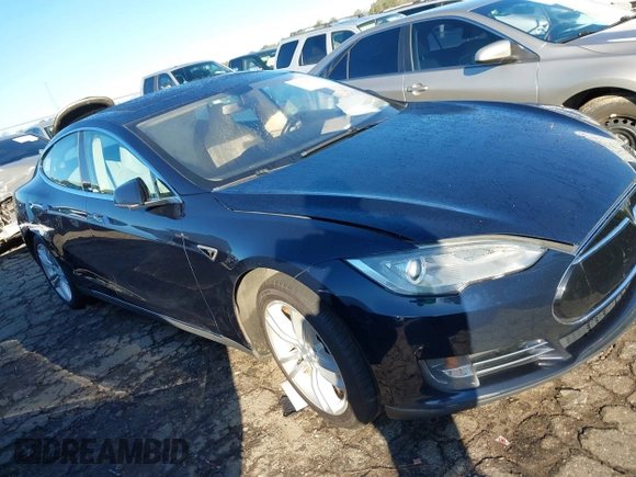 2014 Tesla Model S 60 z VIN 5YJSA1H15EFP48938, wystawiony jako IAAI lot #41574976 z przebiegiem 230 246 mil mil oraz . Historia ofert i sprzedaży dostępna na DreamBid. Obrazek 1.