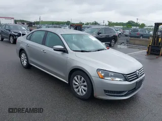 2014 Volkswagen Passat S z VIN 1VWAT7A39EC090183, wystawiony jako IAAI lot #42319384 z przebiegiem 195 684 mil mil oraz . Historia ofert i sprzedaży dostępna na DreamBid. Obrazek 1.