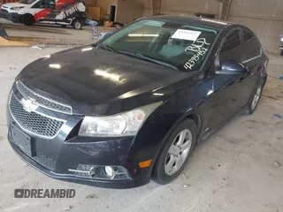 2014 Chevrolet Cruze 1LT z VIN 1G1PC5SB3E7429464, wystawiony jako IAAI lot #42395452 z przebiegiem 159 877 mil mil oraz . Historia ofert i sprzedaży dostępna na DreamBid. Obrazek 2.