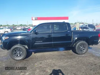 2023 Toyota Tacoma SR5 z VIN 3TYAZ5CN5PT036387, wystawiony jako IAAI lot #42077284 z przebiegiem 34 568 mil mil oraz . Historia ofert i sprzedaży dostępna na DreamBid. Obrazek 14.