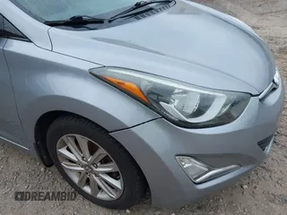 2015 Hyundai Elantra SE z VIN 5NPDH4AE0FH593656, wystawiony jako IAAI lot #42346608 z przebiegiem 153 562 mil mil oraz . Historia ofert i sprzedaży dostępna na DreamBid. Obrazek 6.