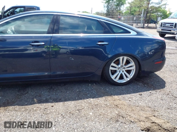 2011 Jaguar XJ XJL z VIN SAJWA2GB9BLV06939, wystawiony jako IAAI lot #42545872 z przebiegiem 80 008 mil mil oraz . Historia ofert i sprzedaży dostępna na DreamBid. Obrazek 6.