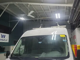 2019 Ford Transit z VIN 1FTYR2CM5KKA04040, wystawiony jako IAAI lot #42715725 z przebiegiem 175 169 mil mil oraz . Historia ofert i sprzedaży dostępna na DreamBid. Obrazek 1.