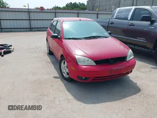 2006 Ford Focus S z VIN 1FAFP37N06W186465, wystawiony jako IAAI lot #42317101 z przebiegiem 246 473 mil mil oraz . Historia ofert i sprzedaży dostępna na DreamBid. Obrazek 1.