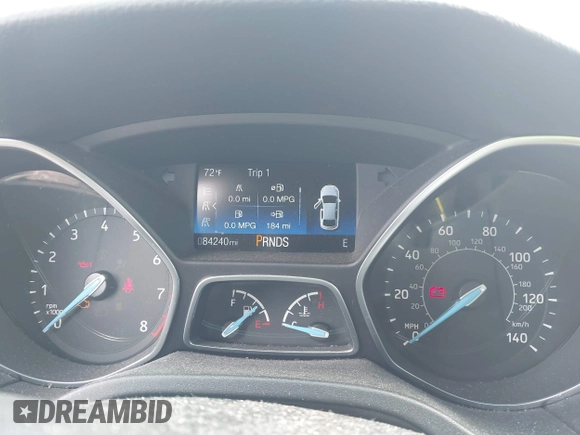 2018 Ford Focus SE z VIN 1FADP3FE5JL228583, wystawiony jako IAAI lot #42313614 z przebiegiem 84 240 mil mil oraz . Historia ofert i sprzedaży dostępna na DreamBid. Obrazek 7.