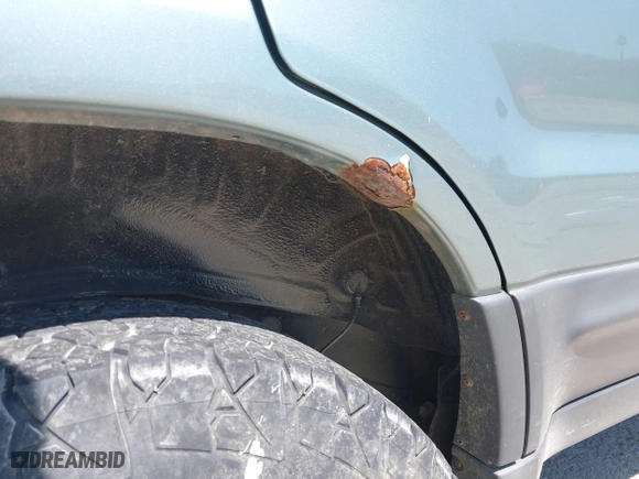 2005 Ford Escape XLS Value with VIN 1FMYU92Z75DA03268, listed as a IAAI auction lot 42051311 with 124,985 mi miles. Bid and sale history available at carsss.com. Image 6.