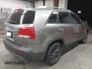 2013 Kia Sorento LX with VIN 5XYKTDA23DG309937, listed as a IAAI auction lot 41673533 with 181,267 mi miles. Bid and sale history available at carsss.com. Image 4.