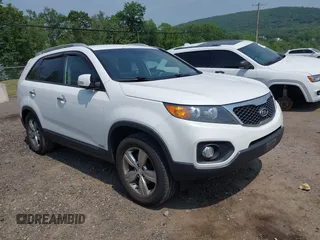 2013 Kia Sorento EX z VIN 5XYKUDA61DG384037, wystawiony jako IAAI lot #42449718 z przebiegiem 173 688 mil mil oraz . Historia ofert i sprzedaży dostępna na DreamBid. Obrazek 1.